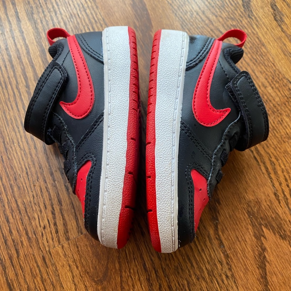 NIKE COURT BOROUGH 2 LOW SNEAKER